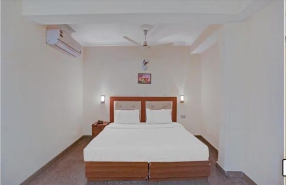 Oyo 75948 Hotel Tushar Continental New Delhi Extérieur photo