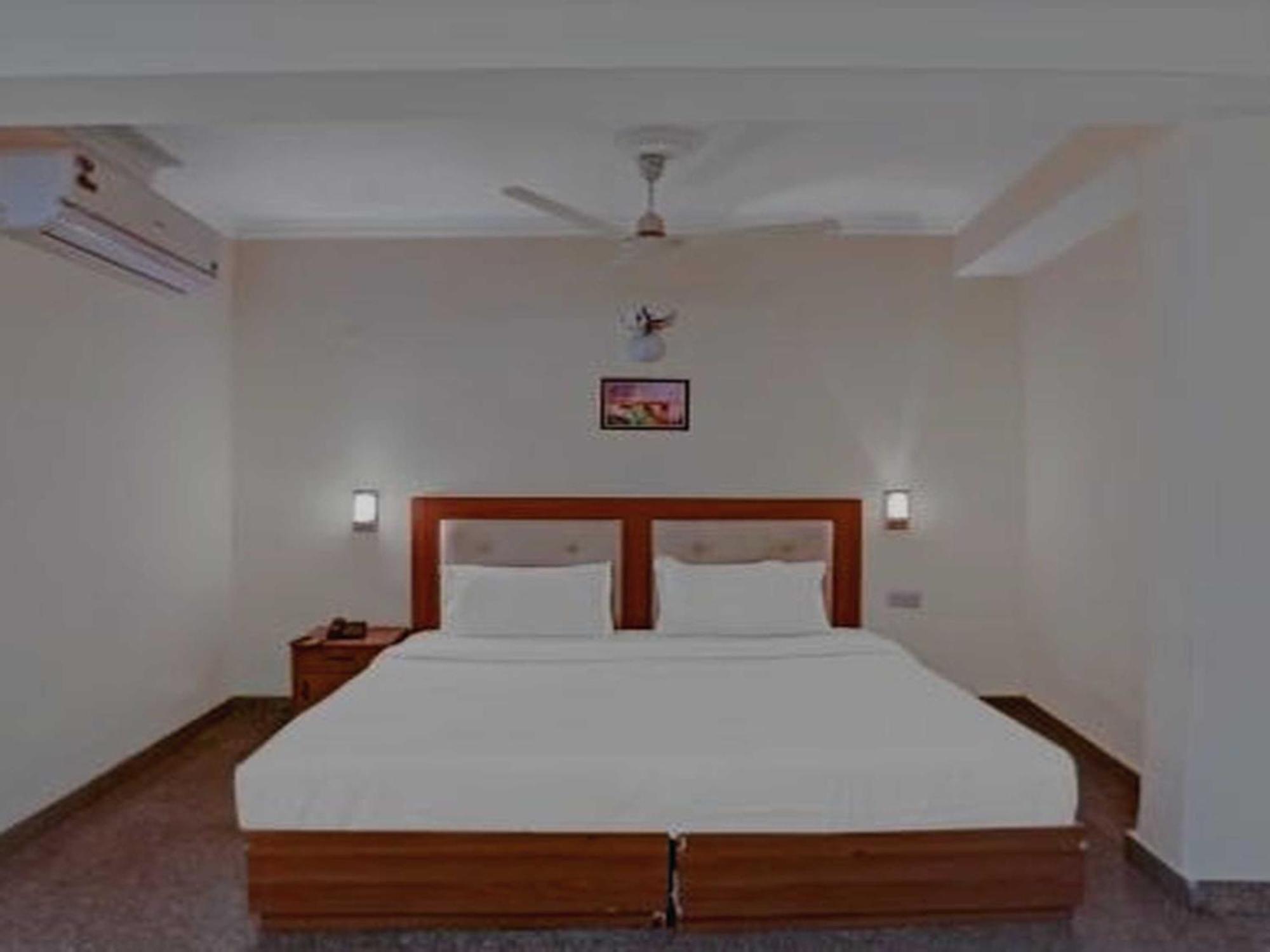 Oyo 75948 Hotel Tushar Continental New Delhi Extérieur photo
