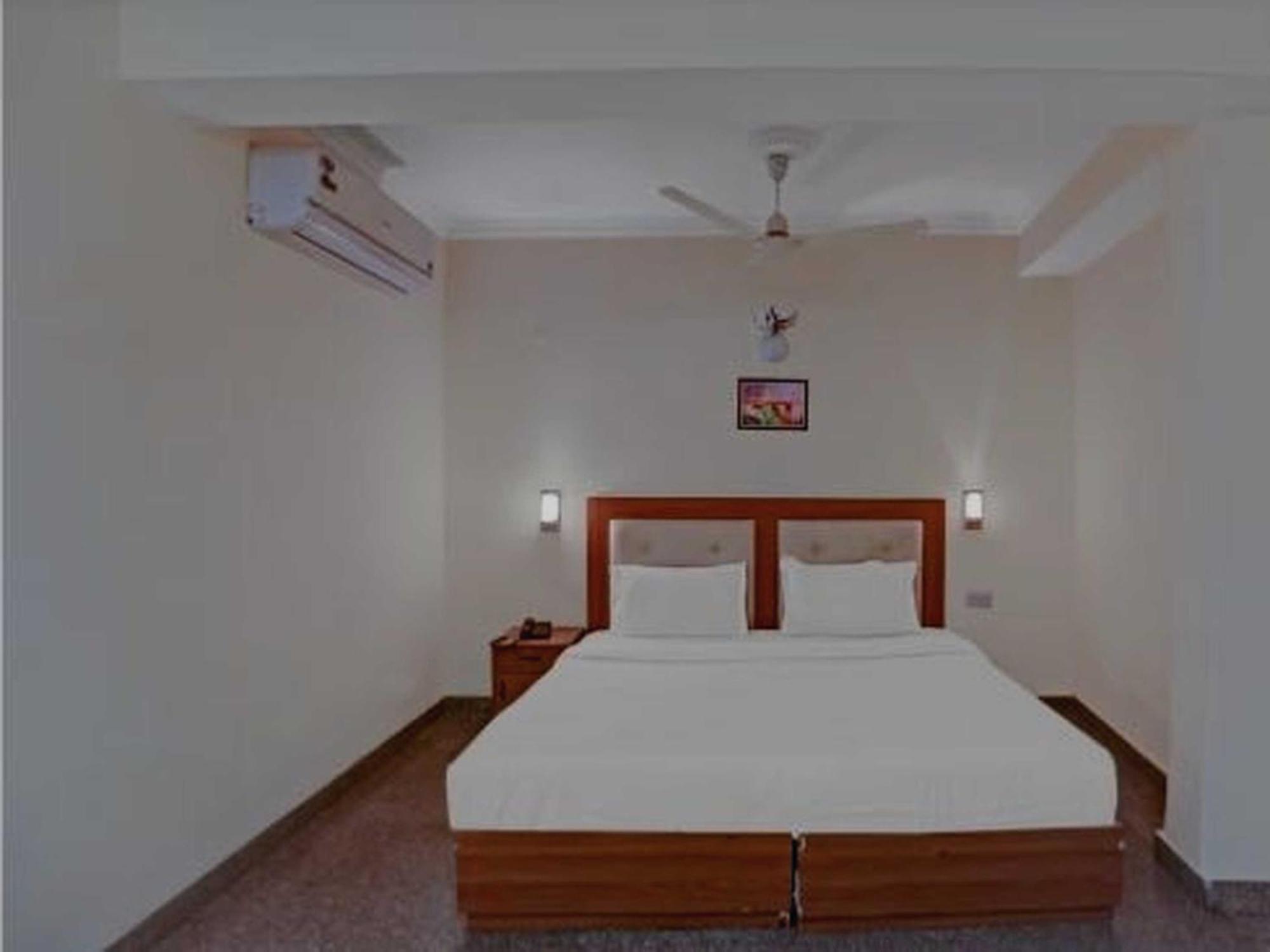 Oyo 75948 Hotel Tushar Continental New Delhi Extérieur photo